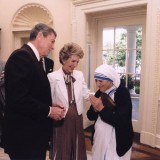 Reagans_and_Mother_Teresa_C29916-8a.th.jpg