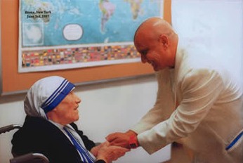 srichinmoy.org [<a href="https://creativecommons.org/licenses/by-sa/3.0"  target="_blank">CC BY-SA 3.0</a>], <a href="https://commons.wikimedia.org/wiki/File:Sri-Chinmoy-Mother-Teresa.jpg"  target="_blank">via Wikimedia Commons</a>