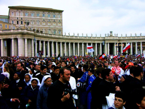 Crowd_at_Popes_Funeral.jpg